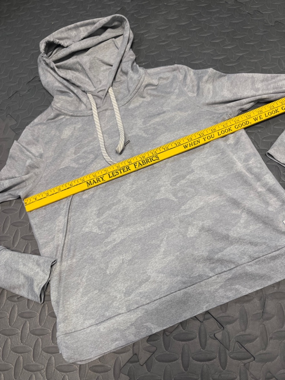 Vuori Halo Women’s S Light Gray Hooded Pullover camo - Picture 7 of 11